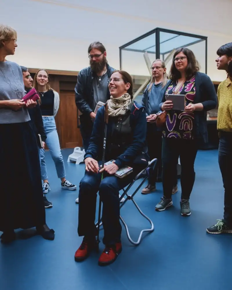 Eine Gruppe Menschen mit und ohne Behinderung in einem Museum
