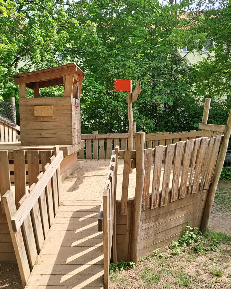 Hölzernes Klettergerüst auf einem Spielplatz