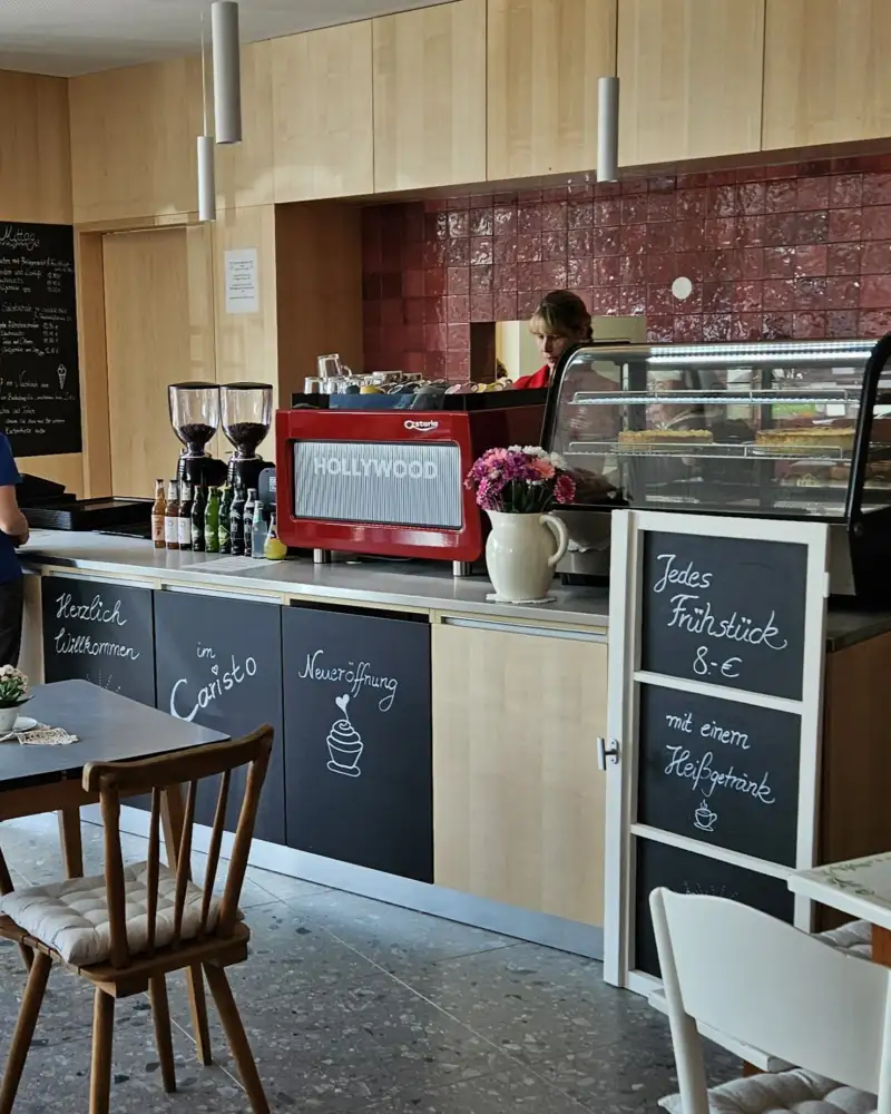 Innenansicht eines Bistros mit Theke