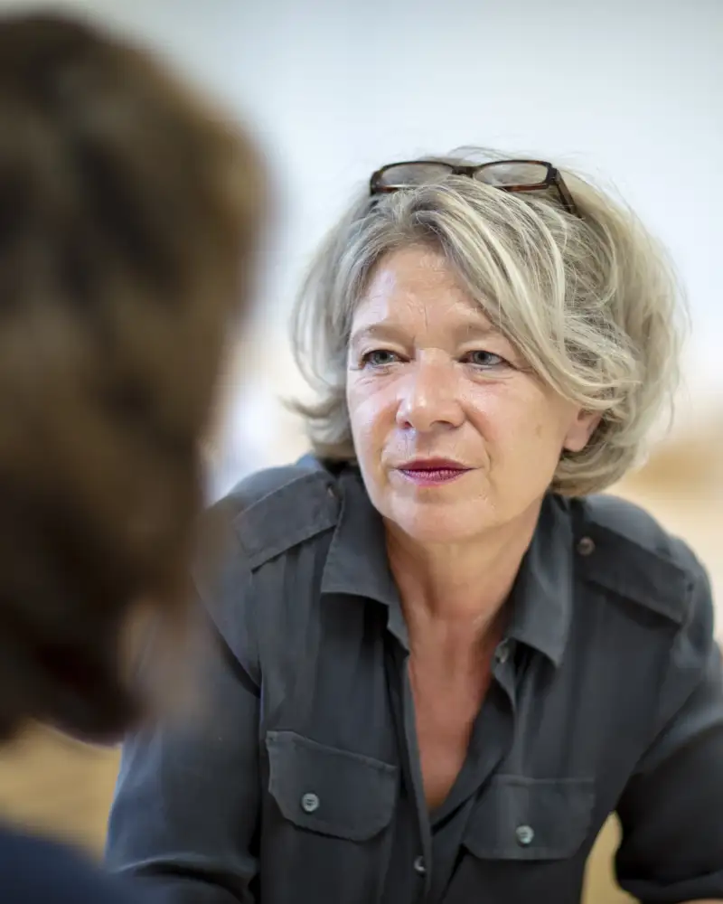 Eine Frau hört einer anderen Frau zu, die ihr gegenüber sitzt.