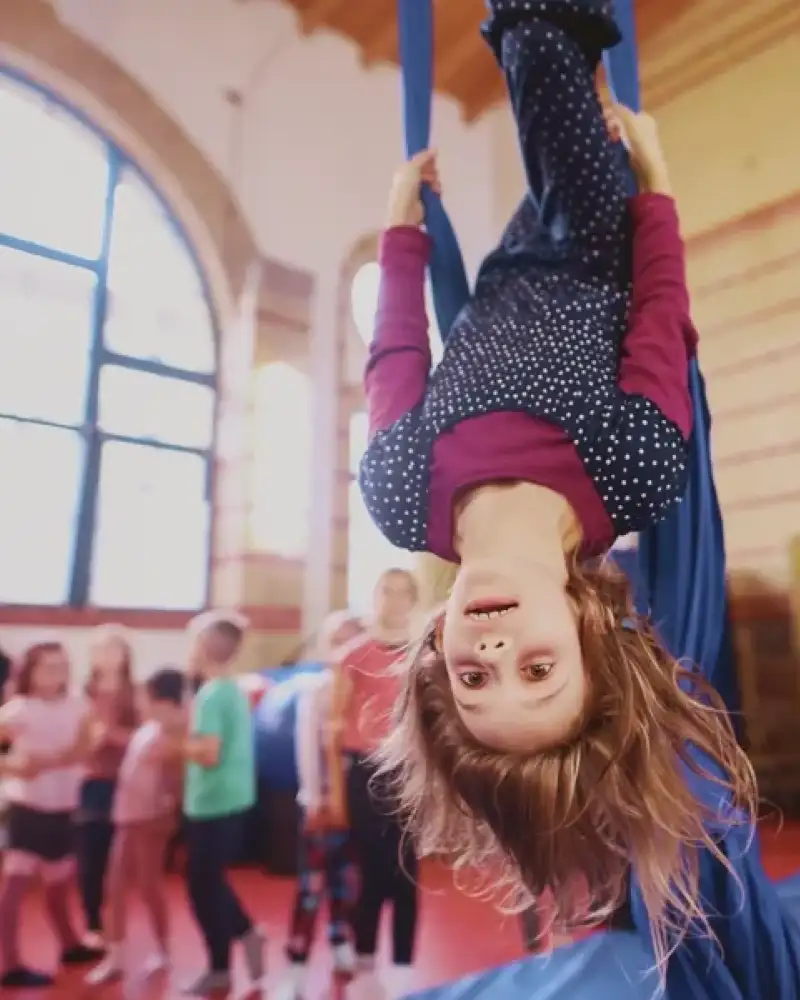 Jonglierende Kinder im Förderprojekt