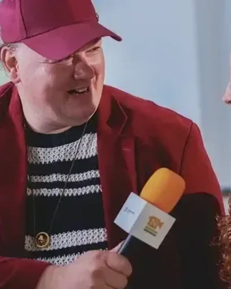 Ein Mann mit Mikrofon im Gesräch mit einer jungen Frau
