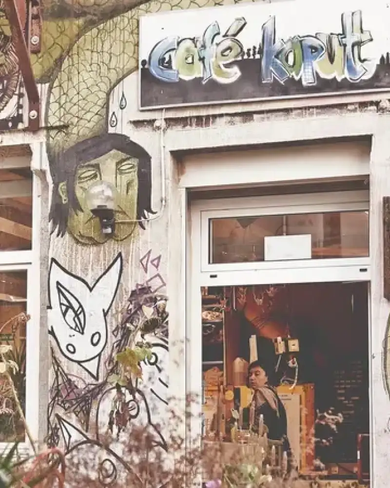 Über dem Eingang zu einem Repair-Café steht café kaputt. Das Haus ist bunt bemalt.