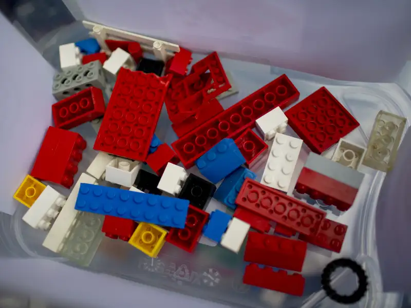 Viele bunte Legosteine in unterschiedlichen Größen.