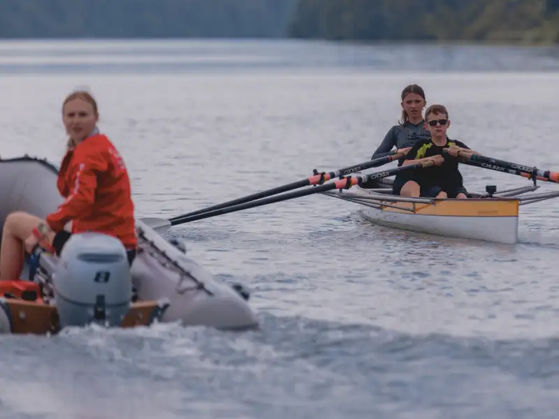 Zwei Ruderboote auf dem Wasser