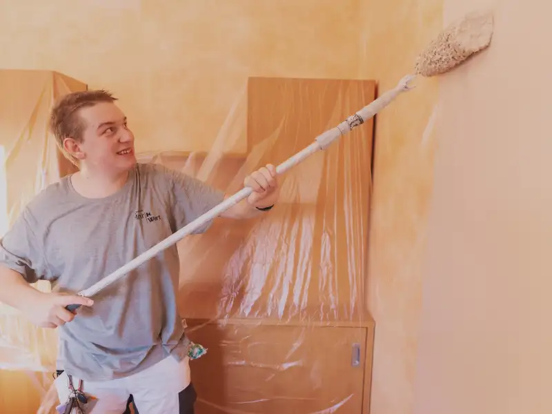 Ein Mann streicht eine Wand an