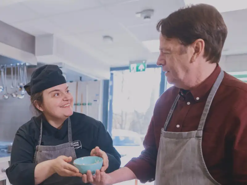 Eine Frau und ein Mann arbeiten in der Küche eines Gastronomiebetriebs