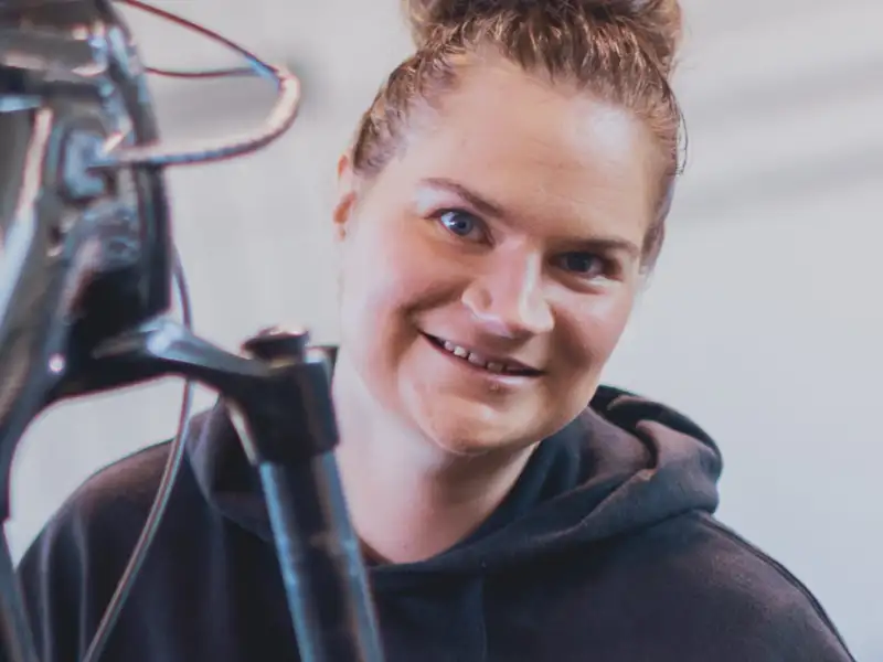 Eine junge Frau bei der Reparatur eines Fahrrads