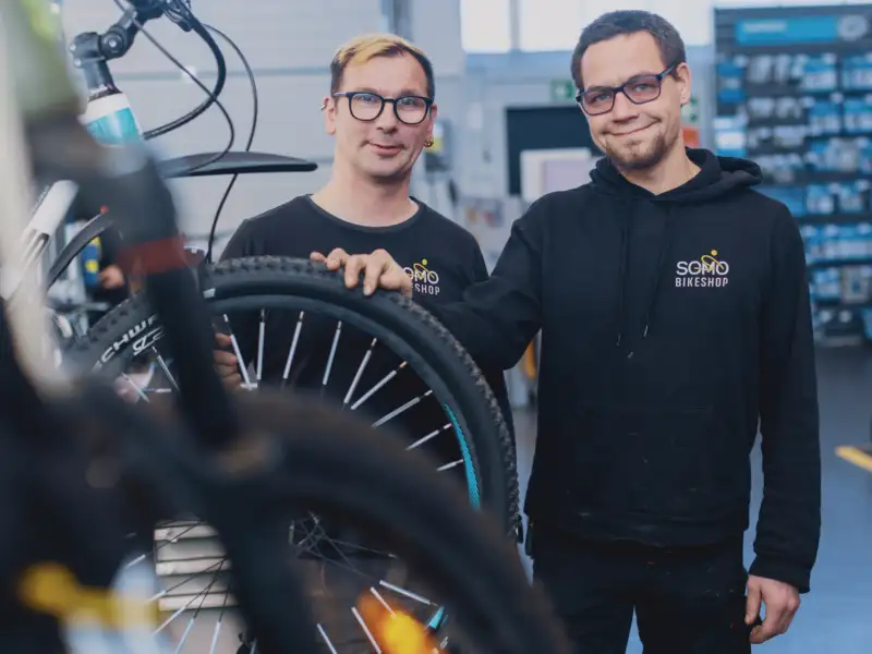 Zwei junge Männer in einer Fahrradwerkstatt