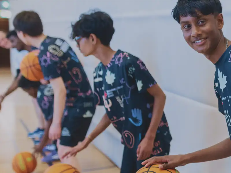 Jugendliche Migranten biem Basketballtraining