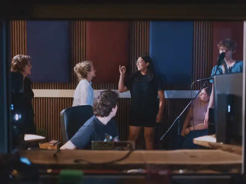 Mehrere Jugendliche in einem Tonstudio