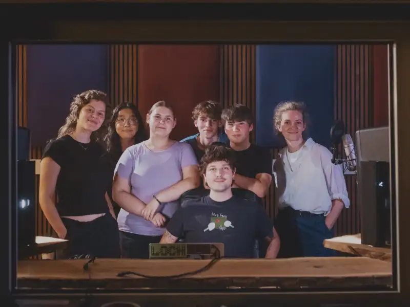 Gruppenbild Jugendlicher in einem Tonstudio