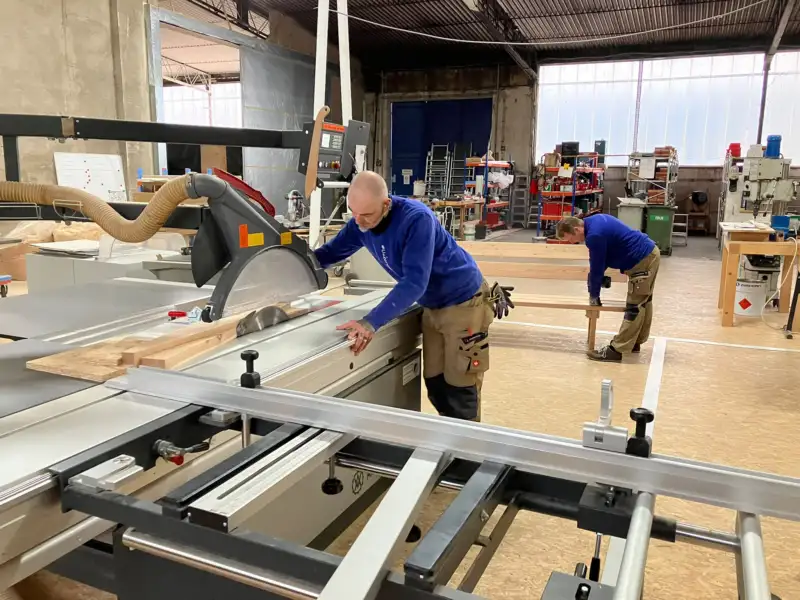 Mehrere Personen arbeiten in einer Holzwerkstatt