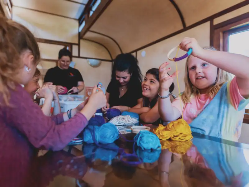 Mehrere Kinder beim Basteln