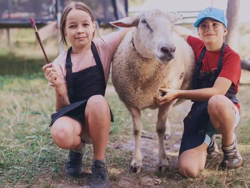 Zwei Kinder und ein Schaf
