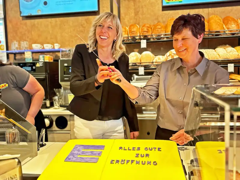 Zwei Frauen hinter der Verkaufstheke einer Bäckerei