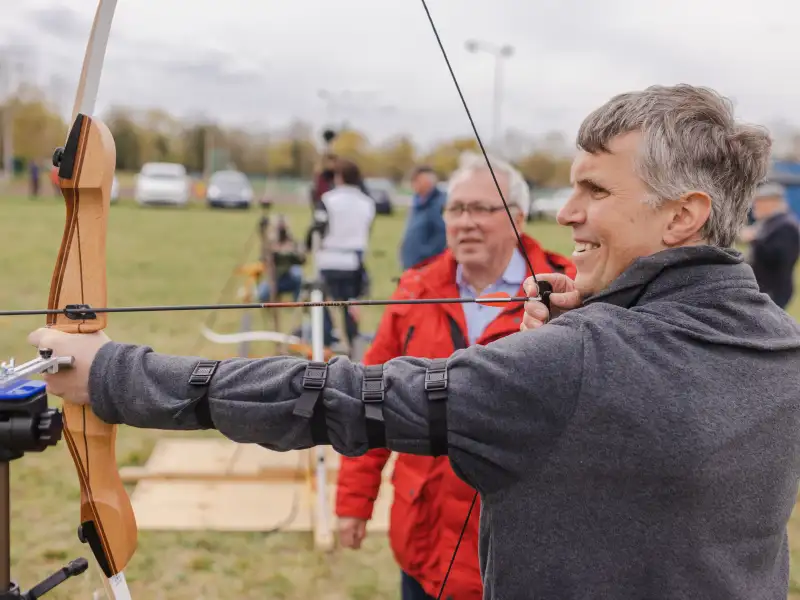 Ein Mann beim Bogenschießen