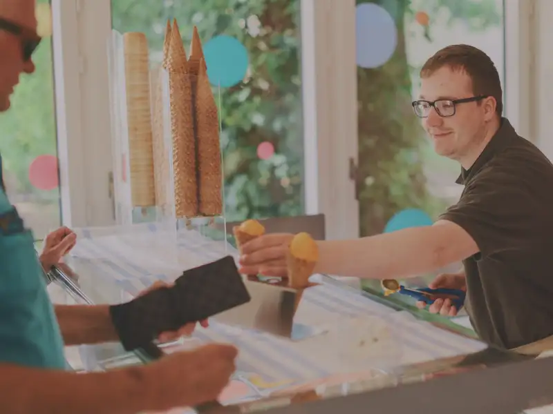 Ein junger Mann verkauft Eis