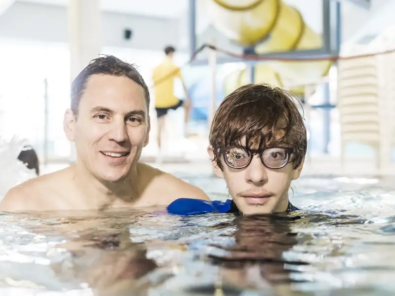 Ein Mann und ein Junge mit Schwimmbecken