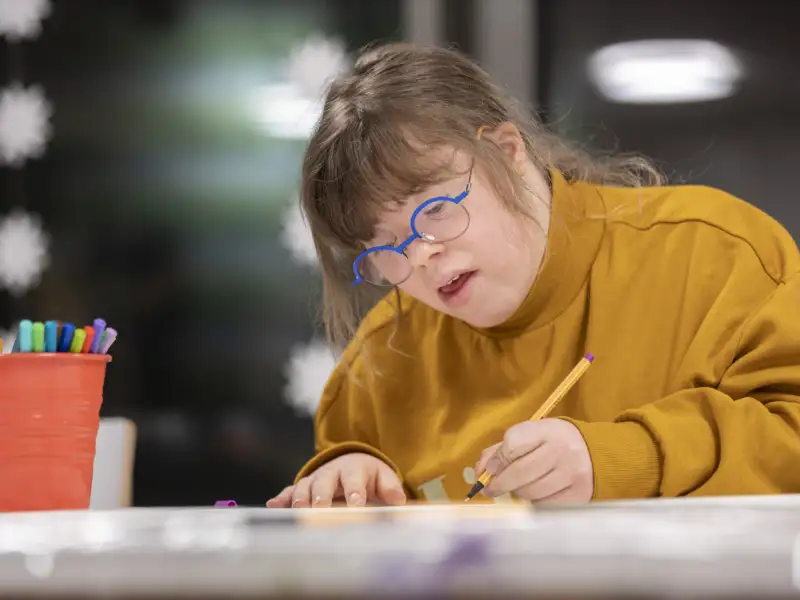 Eine Frau mit Downsyndrom beim Zeichnen