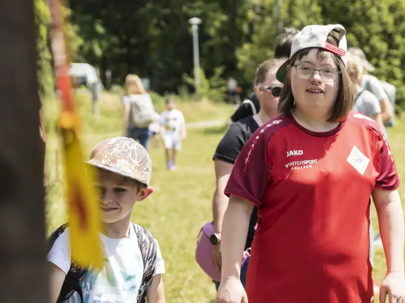 Eien junge Frau mit Downsyndrom beim Wandern