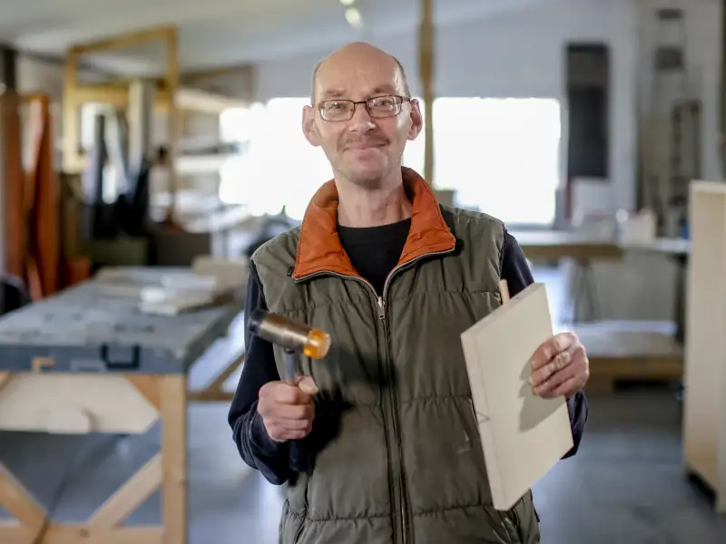 Ein Mitarbeiter in einer Holzwerkstatt