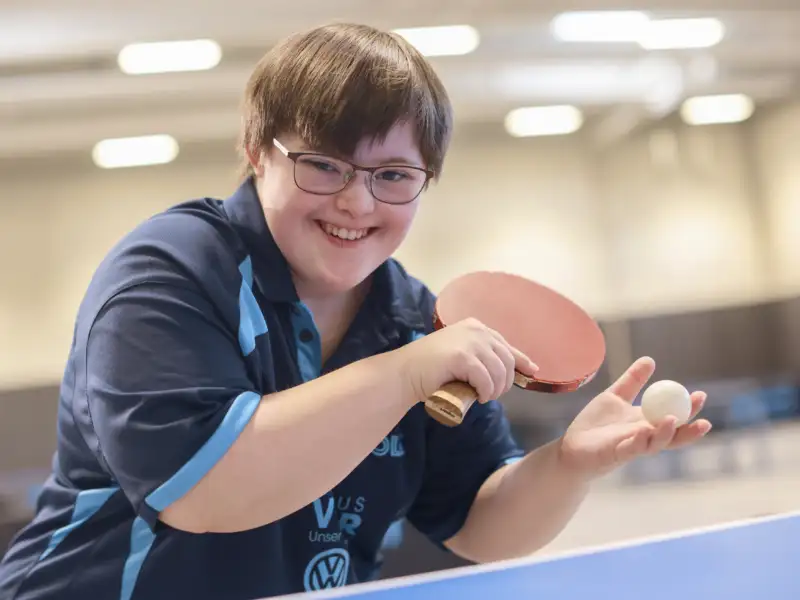 Eine junge Frau beim Tischtennisspiel
