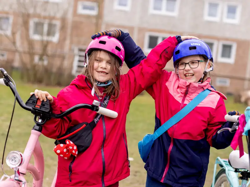 Zwei Kinder mit Fahrrädern