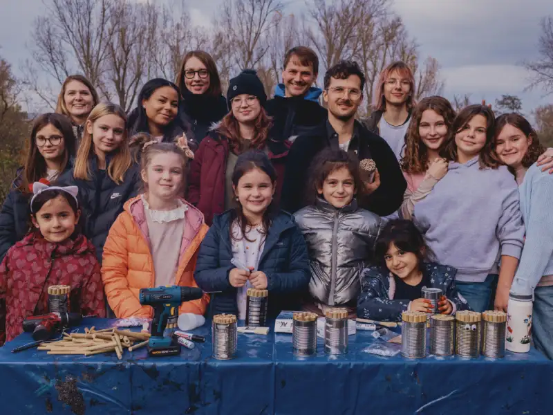 Gruppenbild von Jugendlichen im Freien