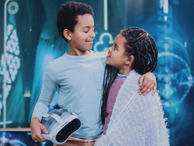 Ein Junge legt einem Mädchen den Atrm und die Schulter