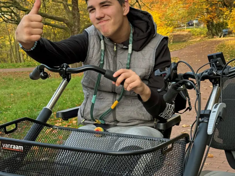 Zwei Radfahrer sind mit Helmen und Warnwesten unterwegs.