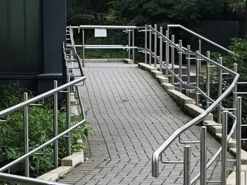 Betonrampe mit beidseitigem Geländer