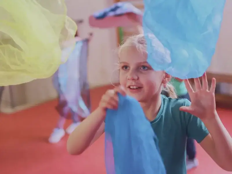 jonglierende Kinder im Förderprojekt