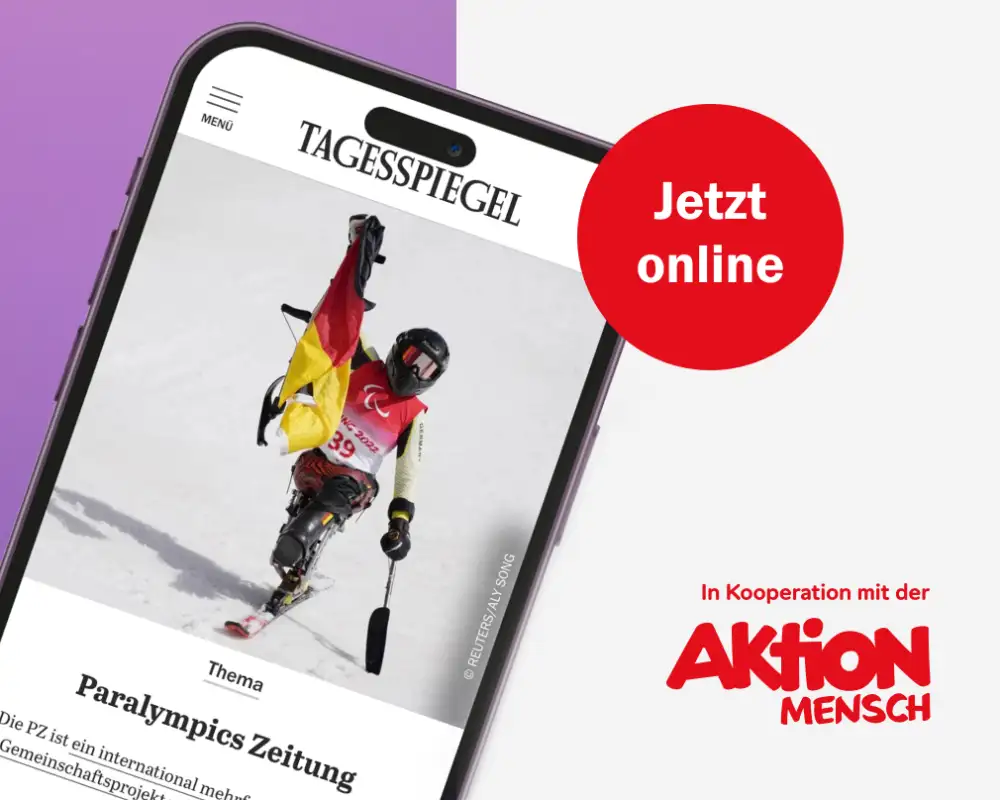 Eine Bildmontage auf dem ein Smartphone zu sehen ist, auf dessen Bildschirm ein Artikel zu einem Wintersportthema erscheint. Links neben dem Smartphone ist zu lesen: "Sport. Inklusion. Emotion - Die Winterparalympics 2026. " Rechts daneben die Logos vom Tagesspiegel und der Aktion Mensch.