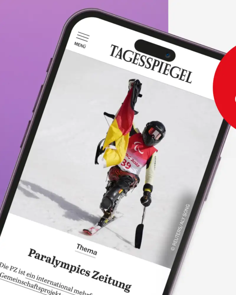 Eine Bildmontage auf dem ein Smartphone zu sehen ist, auf dessen Bildschirm ein Artikel zu einem Wintersportthema erscheint. Links neben dem Smartphone ist zu lesen: "Sport. Inklusion. Emotion - Die Winterparalympics 2026. " Rechts daneben die Logos vom Tagesspiegel und der Aktion Mensch.