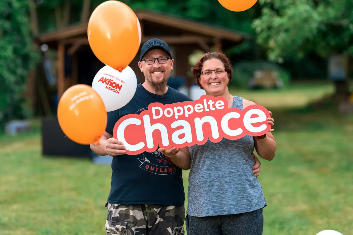 Ein glückliches Paar freut sich über ihren Gewinn.