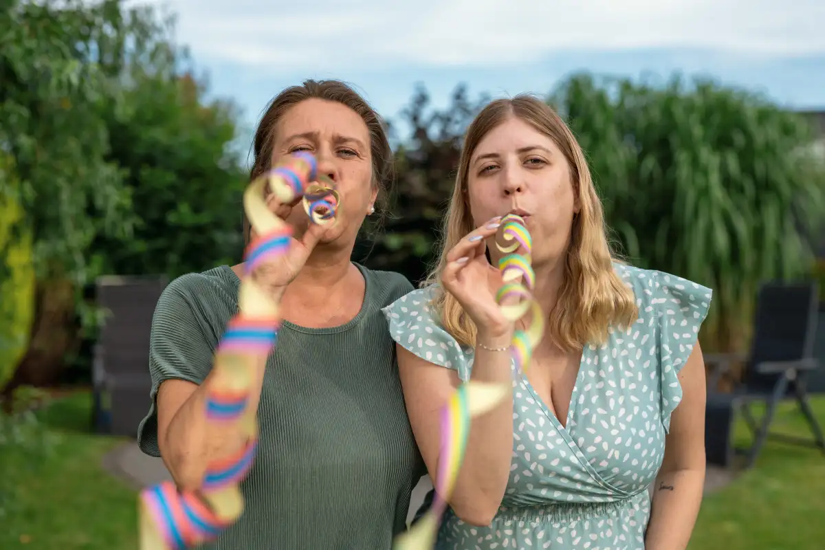 Zwei Gewinnerinnen feiern ihren Gewinn mit Luftschlangen.