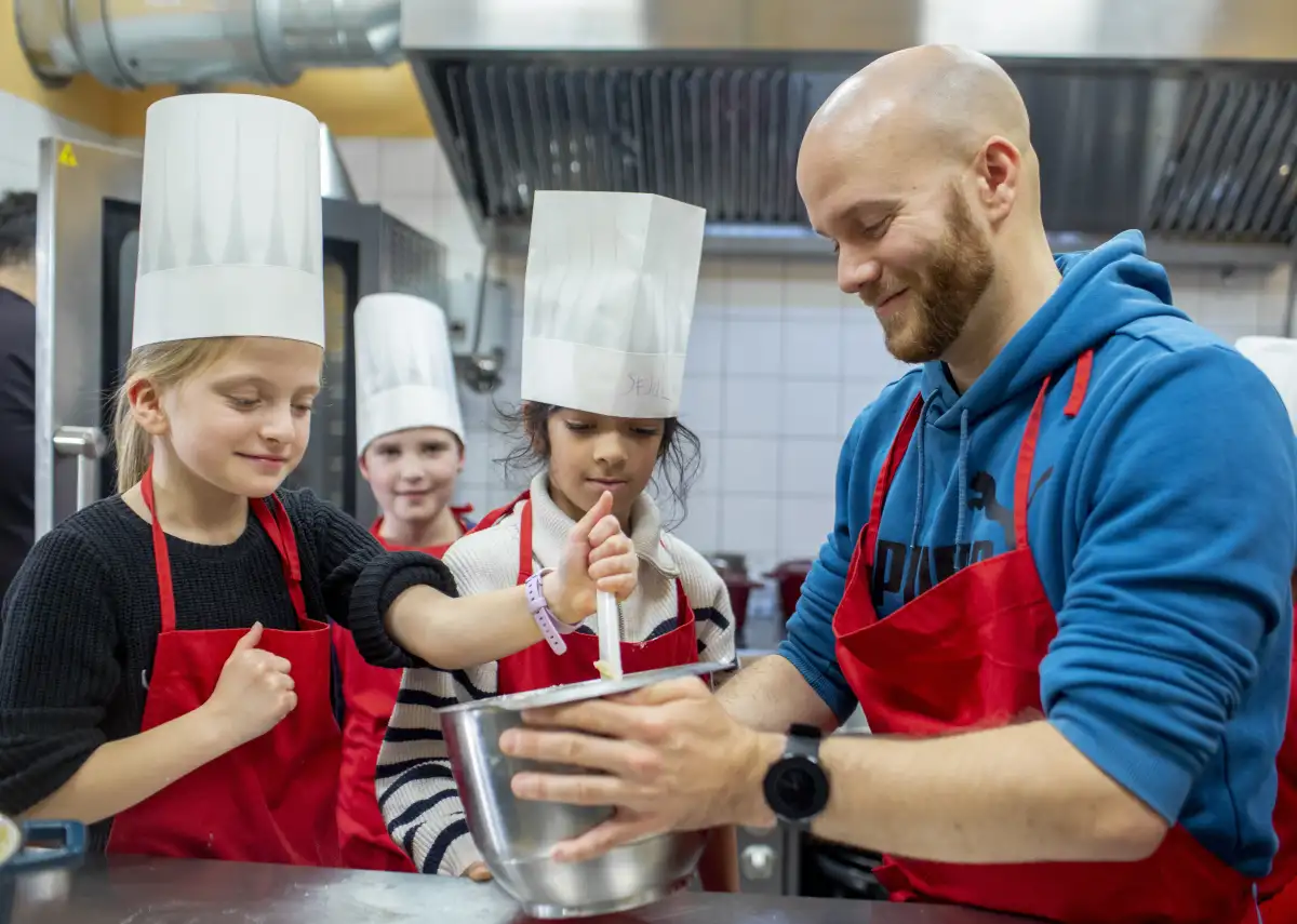Ein Gewinner besucht ein von der Aktion Mensch gefördertes Projekt und erfährt wie sein Los die beiträgt die inklusive Lernküche in Duisburg zu ermöglichen.