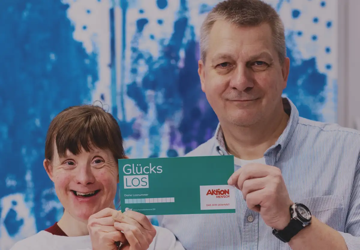 Ein Gewinner erfährt wie sein Glückslos dazu beiträgt, Menschen mit Behinderung den Besuch der inklusiven Kunstschule Traumfabrik in Worpswede zu ermöglichen.