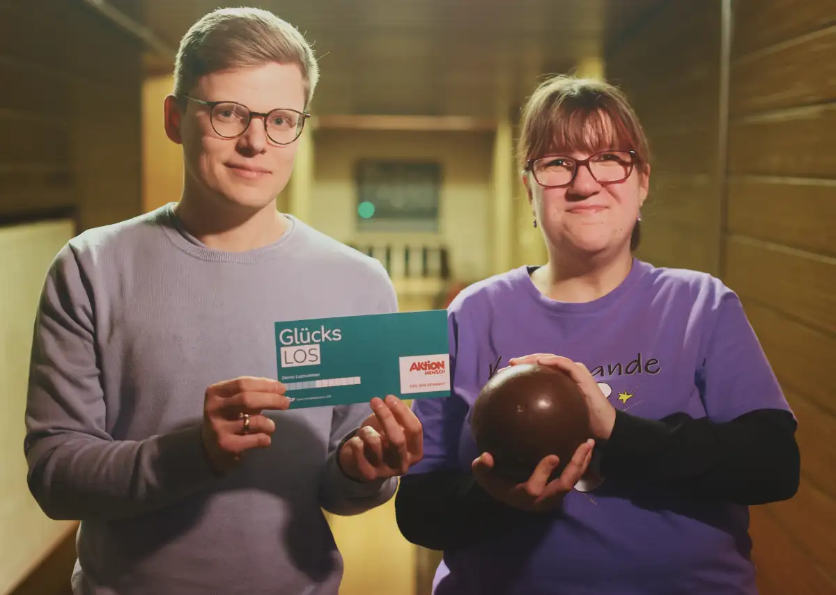 Ein Gewinner erfährt wie sein Glückslos dazu beiträgt Menschen mit Behinderung das Kegeln in Köln zu ermöglichen.