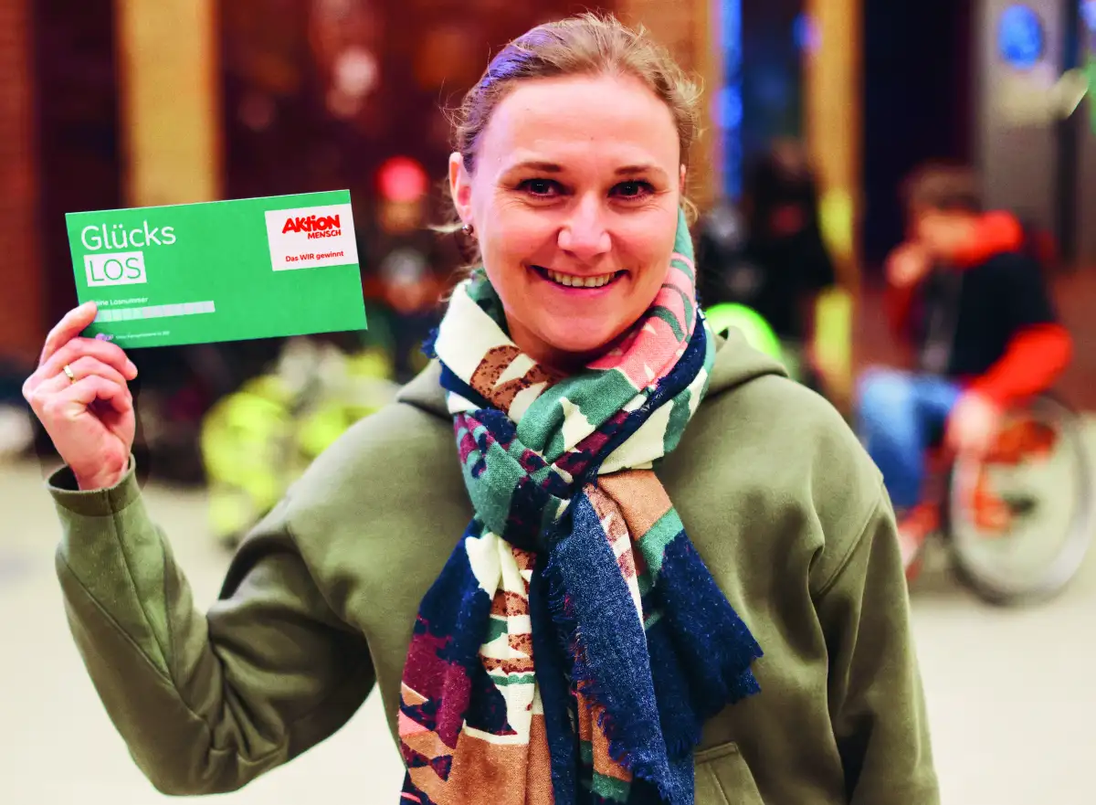 Die Gewinnerin Bozena besucht ein gefördertes Projekt und erfährt wie ihr Los beiträgt das inklusive Skating zu ermöglichen.