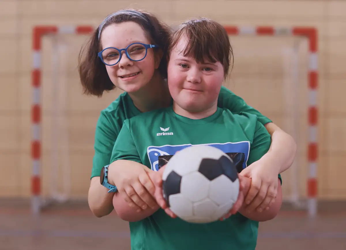 Zwei Mädchen zeigen ihr Freude über das inklusive Handballspiel in Magdeburg.
