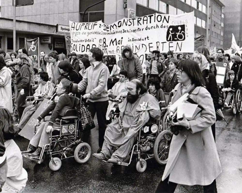 Demo am 8. Mai 1980 in Frankfurt am Main, gegen die Diskriminierung von Menschen mit Behinderung.