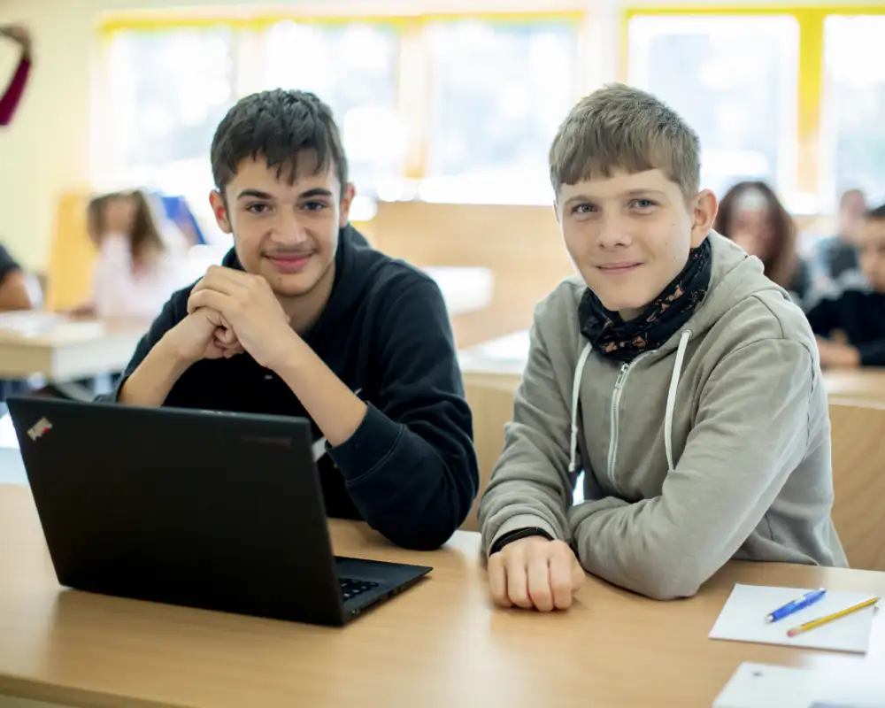Zwei Jungs vor einem Laptop.