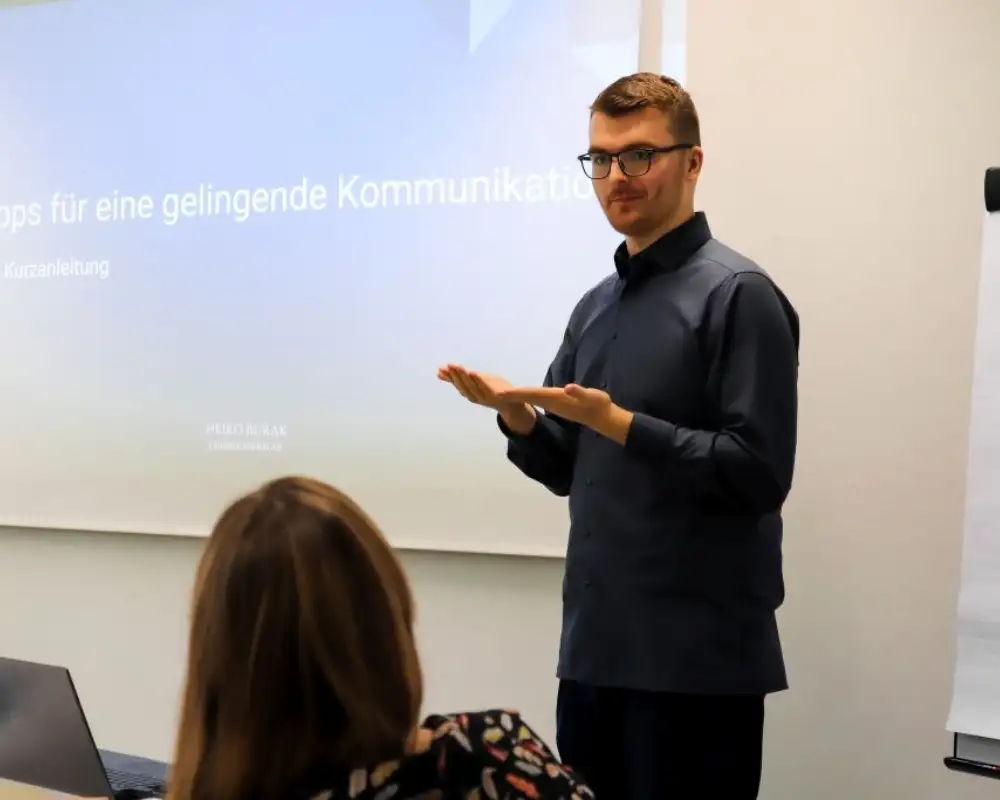 Heiko Burak hält einen Vortrag.