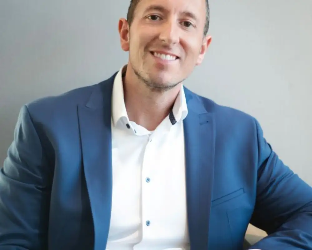 Porträt des REWE Supermartkbetreiber David Hegemann.