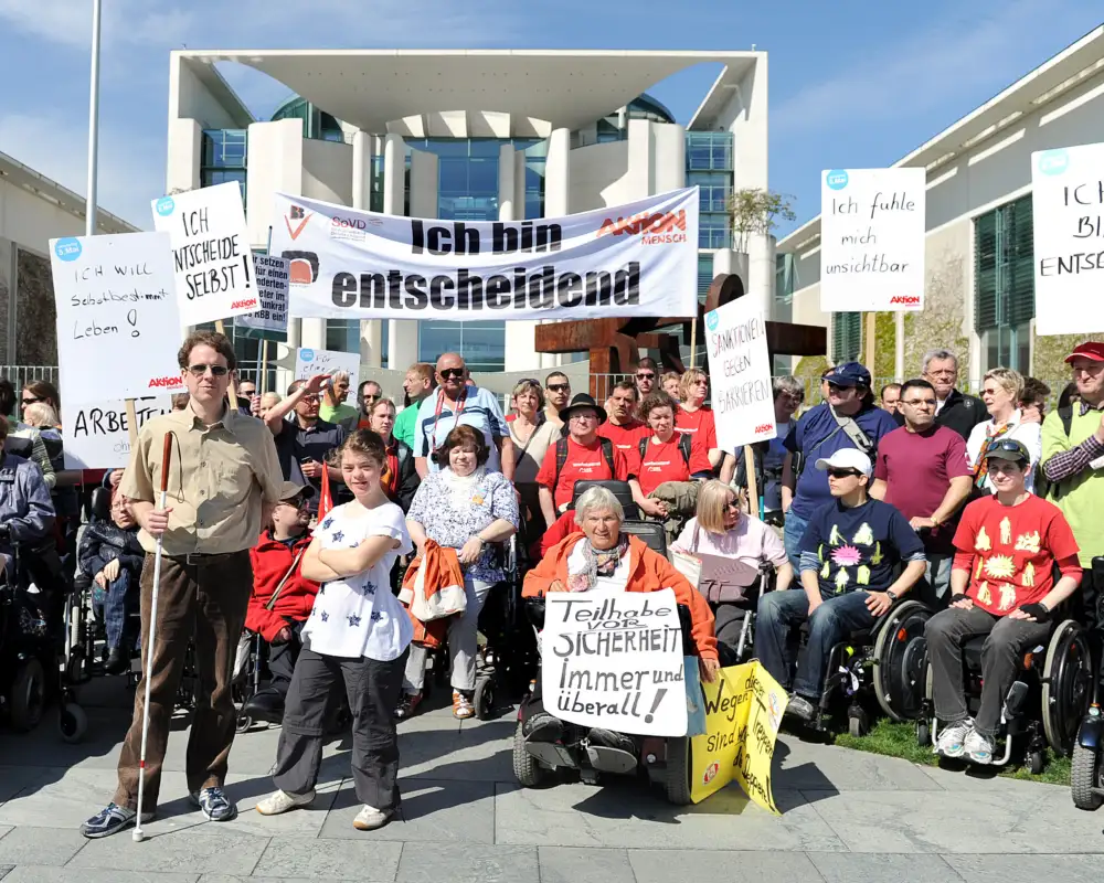 Protestveranstaltung von Menschen mit Behinderung vor dem Bundeskanzleramt.