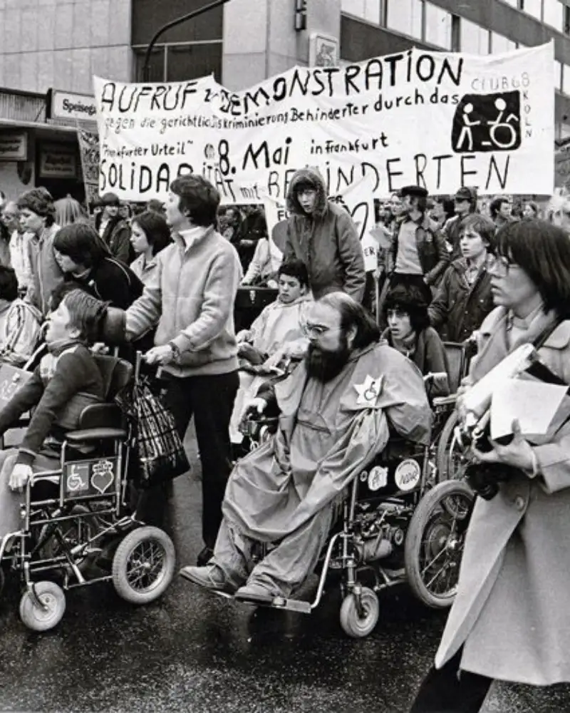 Demo am 8. Mai 1980 in Frankfurt am Main, gegen die Diskriminierung von Menschen mit Behinderung.