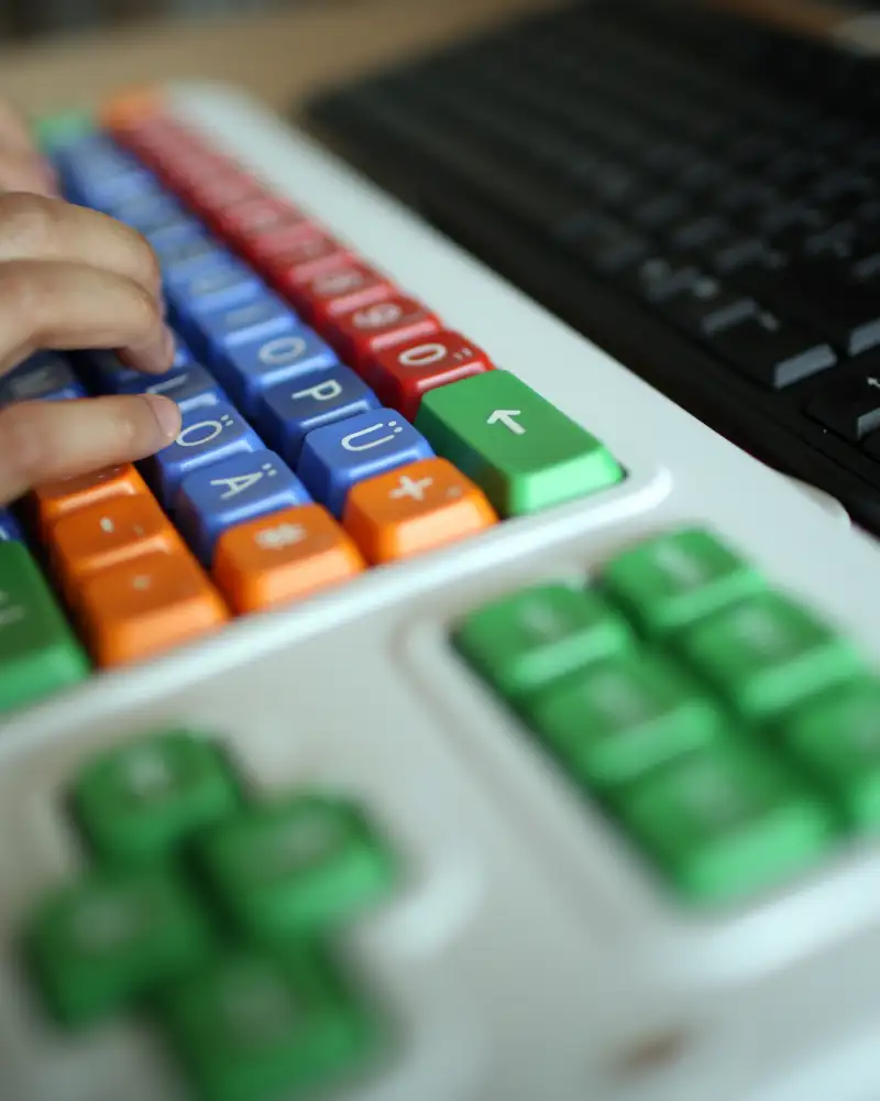 Ein junger Mensch bedient eine alternative Tastatur.