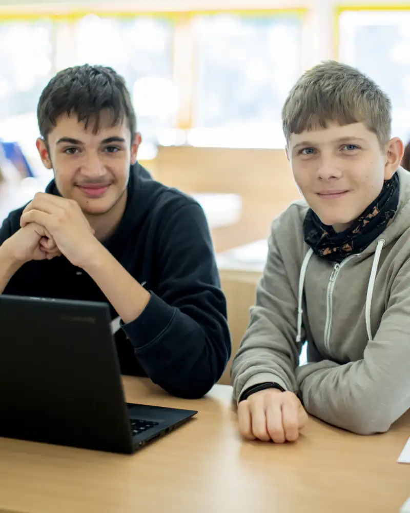 Zwei Jungs vor einem Laptop.